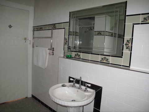 B&B Wodonga - Art Deco Accommodation - Accommodation Brunswick Heads 9