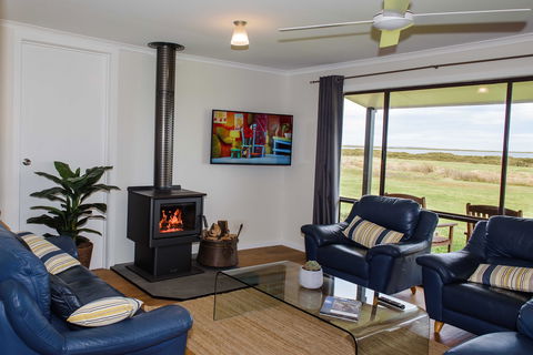 Port Albert Waterview Retreat - Accommodation Brunswick Heads 2