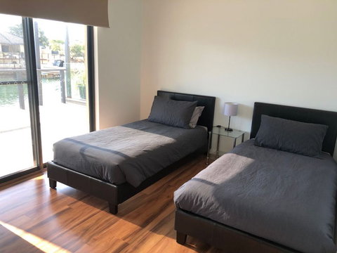 Port Bouvard Retreat - Large Family Friendly Canal Home With Private Jetty - Accommodation Brunswick Heads 2