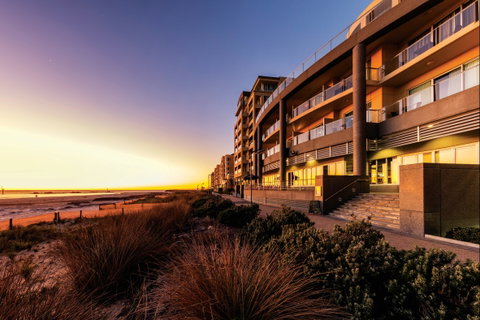 Oaks Glenelg Plaza Pier Suites - Accommodation Brunswick Heads 0