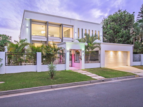Riviera Waters Broadbeach - Vogue Holiday Homes - Accommodation Brunswick Heads 0