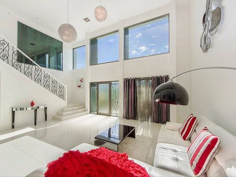 Riviera Waters Broadbeach - Vogue Holiday Homes - Accommodation Brunswick Heads 1