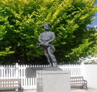 Alexander Cameron Statue - Accommodation Brunswick Heads