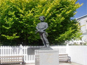 Alexander Cameron Statue - Accommodation Brunswick Heads 0