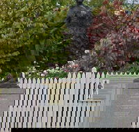 Alexander Cameron Statue - Accommodation Brunswick Heads