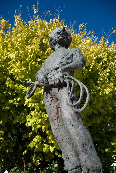 Alexander Cameron Statue - Accommodation Brunswick Heads 1