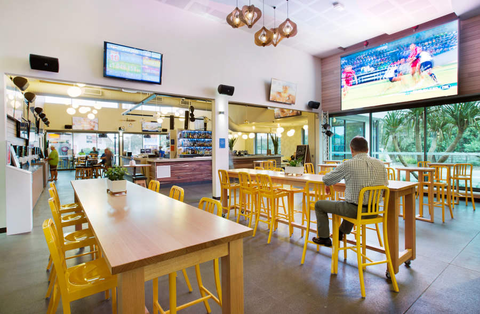 Coolum Beach Hotel - Accommodation Brunswick Heads 2