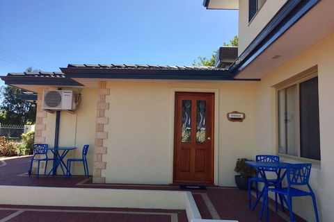 The Royal Dolphin B&B In Safety Bay - Accommodation Brunswick Heads 1