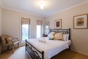 JASMINE, 2BDR Port Melbourne House - Accommodation Brunswick Heads 0