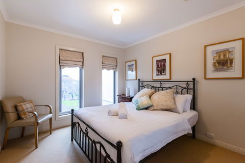 JASMINE, 2BDR Port Melbourne House - Accommodation Brunswick Heads 1