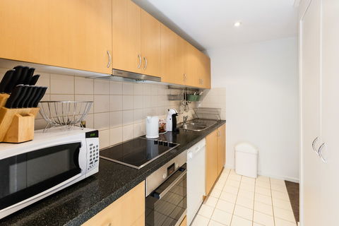 NAOMI, 2BDR South Melbourne Apartment - Accommodation Brunswick Heads 4