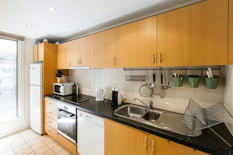 NAOMI, 2BDR South Melbourne Apartment - Accommodation Brunswick Heads 3