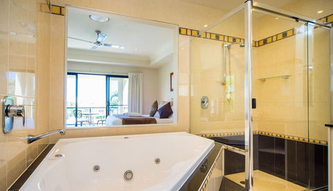 LUXE At Sanctuary Cove - Accommodation Brunswick Heads 3