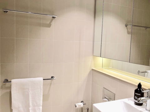 Pride Docklands Waterfront Apartment City View - Accommodation Brunswick Heads 4