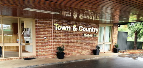Town & Country Motor Inn Forbes - Accommodation Brunswick Heads 1