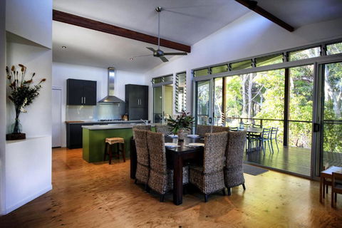 17 Naiad Court Modern Open Plan Family Home With Covered Outdoor Area & Double Lock Up Garage - Accommodation Brunswick Heads 5