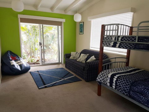 15 Larapinta Court Family Home With Swimming Pool In A Quiet Street & Central Location Close To CBD - Accommodation Brunswick Heads 2