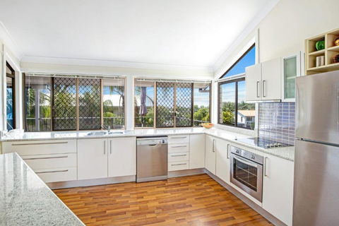 40 Rumbalara Avenue Rainbow Beach Entertain On The Spacious Verandah Overlooking Beautiful Rainbow Beach - Accommodation Brunswick Heads 4