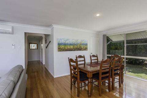 14 Zircon Street Centrally Located Family Home With Covered Deck Close To Patrolled Beach & Shops - Accommodation Brunswick Heads 4