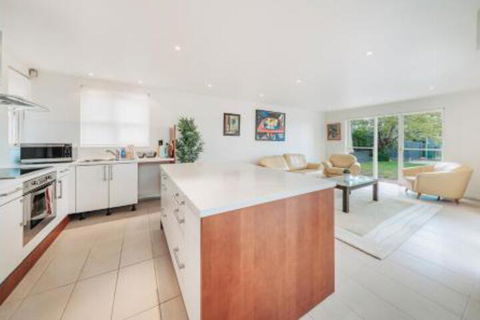 Camberwell Bright Â· Camberwell 5Bedder 2Bath Huge Classy Family Home - Accommodation Brunswick Heads 3
