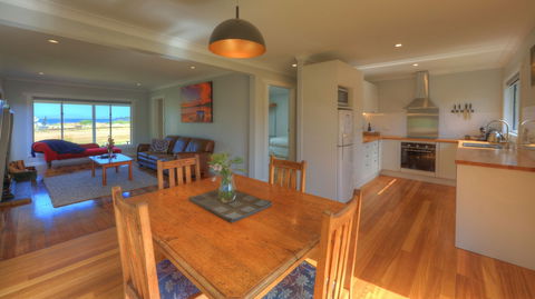 Castaway Cottage - Essentially Tas - Accommodation Brunswick Heads 1
