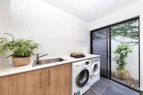 WINDFALL In PALM COVE - Accommodation Brunswick Heads 2