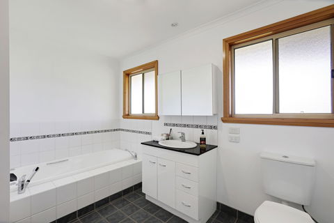 Yarragon 4 Bedroom House In Gippsland - Accommodation Brunswick Heads 5