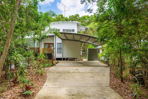 6 Ibis Court Modern Tropical Family Home With Inground Swimming Pool & Outdoor Entertaining Area - Accommodation Brunswick Heads 6