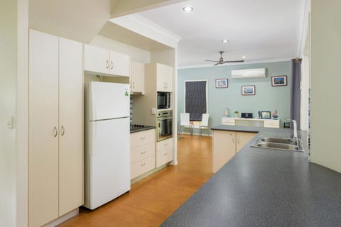 6 Ibis Court Modern Tropical Family Home With Inground Swimming Pool & Outdoor Entertaining Area - Accommodation Brunswick Heads 3