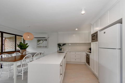 BEAUTIFULLY RENOVATED OCEANSIDE APARTMENT Lamer 9 - Accommodation Brunswick Heads 4