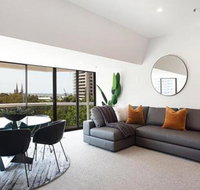 THE HYDEAWAY LUXE HYDE PARK CITY APARTMENT hosted by LAbode Accommodation - Accommodation Brunswick Heads