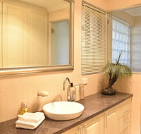 Modern 2 Bedroom Unit Close to CBD