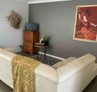 Cosy 1 Bedroom Unit With Views of The City - Accommodation Brunswick Heads