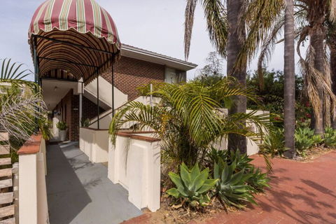 B6 Cafes & Restaurants Close To UWA - Accommodation Brunswick Heads 1