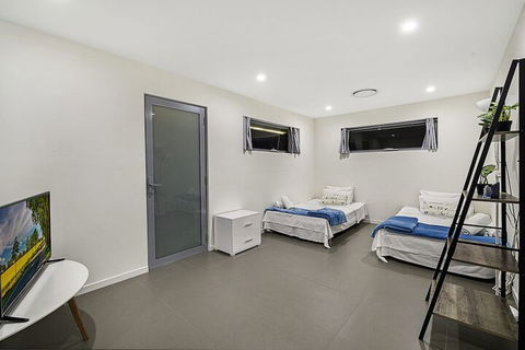 Just In Paradise Waterfront 5 Bedroom Deluxe House Central Broadbeach Location - Accommodation Brunswick Heads 6