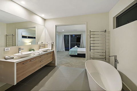 Just In Paradise Waterfront 5 Bedroom Deluxe House Central Broadbeach Location - Accommodation Brunswick Heads 7