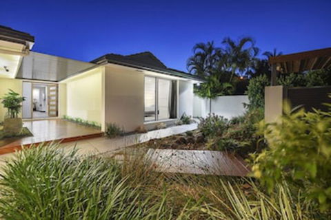 Just In Paradise Waterfront 5 Bedroom Deluxe House Central Broadbeach Location - Accommodation Brunswick Heads 0