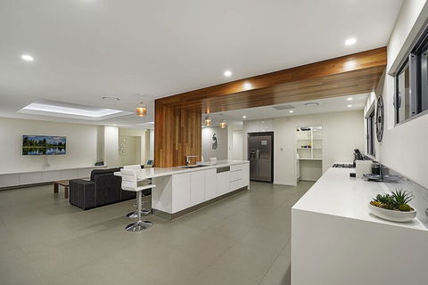 Just In Paradise Waterfront 5 Bedroom Deluxe House Central Broadbeach Location - Accommodation Brunswick Heads 3