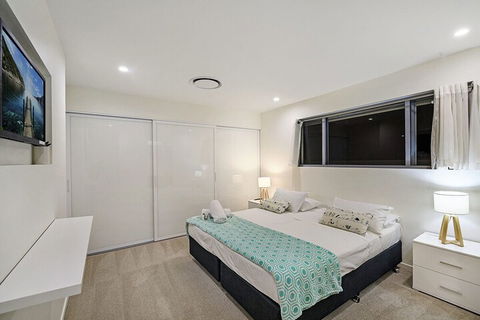 Just In Paradise Waterfront 5 Bedroom Deluxe House Central Broadbeach Location - Accommodation Brunswick Heads 5