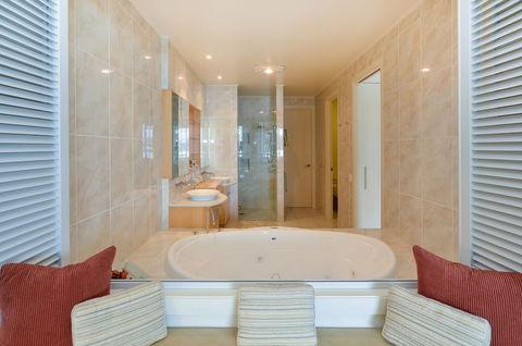 Pavillion 17 - Waterfront Spacious 4 Bedroom With Own Inground Pool And Golf Buggy - Accommodation Brunswick Heads 6