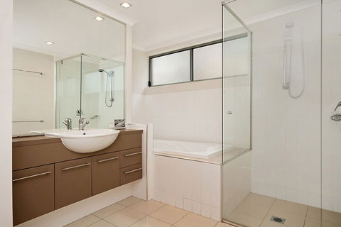 Spectacular Unit Overlooking Pumicestone Passage Welsby Pde Bongaree - Accommodation Brunswick Heads 5