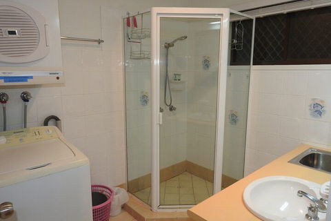 Immaculate First Floor Waterfront Unit Welsby Pde Bongaree - Accommodation Brunswick Heads 4