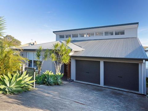 Absolute Waterfront Lakehouse Fishing Point Waterfront Pool Jetty - Accommodation Brunswick Heads 3