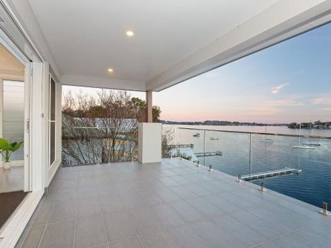 Absolute Waterfront Lakehouse Fishing Point Waterfront Pool Jetty - Accommodation Brunswick Heads 4
