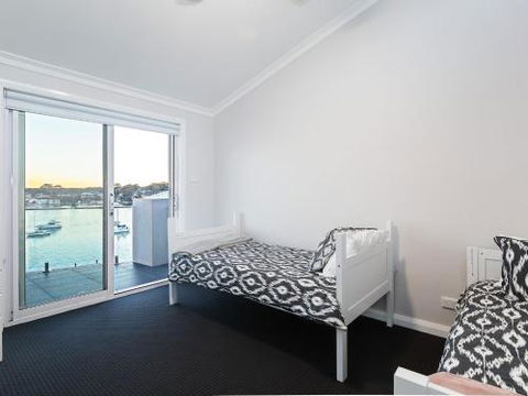 Absolute Waterfront Lakehouse Fishing Point Waterfront Pool Jetty - Accommodation Brunswick Heads 2