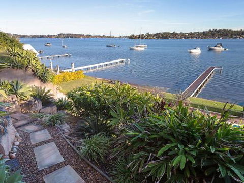 Absolute Waterfront Lakehouse Fishing Point Waterfront Pool Jetty - Accommodation Brunswick Heads 6