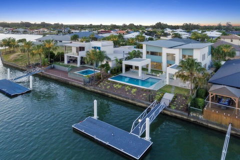 Luxury Canal Front Holiday House Raptor Pde Banksia Beach - Accommodation Brunswick Heads 1