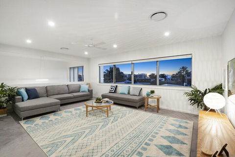 Luxury Canal Front Holiday House Raptor Pde Banksia Beach - Accommodation Brunswick Heads 6