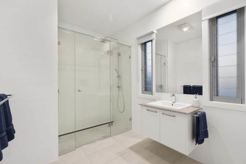 Luxury Canal Front Holiday House Raptor Pde Banksia Beach - Accommodation Brunswick Heads 4