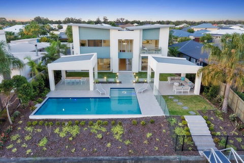 Luxury Canal Front Holiday House Raptor Pde Banksia Beach - Accommodation Brunswick Heads 2